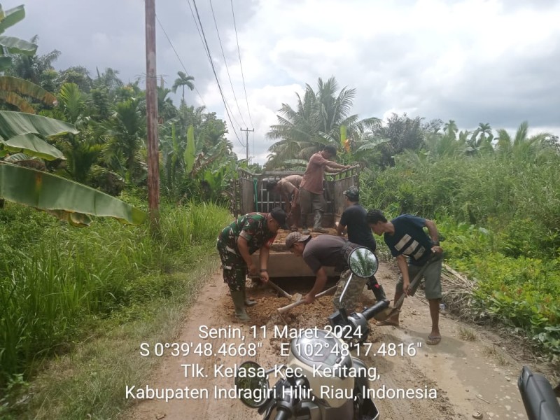 Komsos dan Goro, Babinsa Koramil 09/Kemuning Bina Hubungan dengan Warga Desa Teluk Kelasa