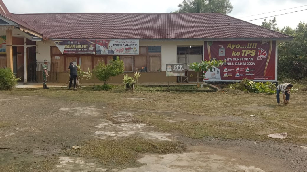 Babinsa Koramil 04/Kuindra Giat Lakukan Gotong-royong Bersama Forkopimcam Dalam Kunjungan Safari PJ Bupati Inhil