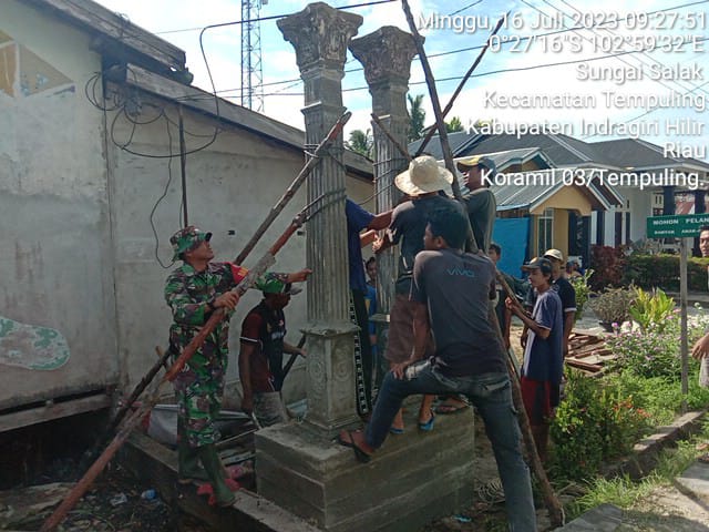Wujud Kepedulian Sertu Mistar Membantu Masyarakat Dalam Goro Pembuatan Gapura