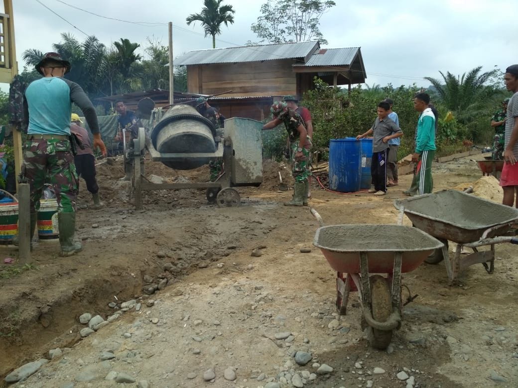 Satgas TMMD Ke 110 Bersama Masyarakat Bekerja Dibawah Terik Matahari Demi Menyelesaikan Target Semen