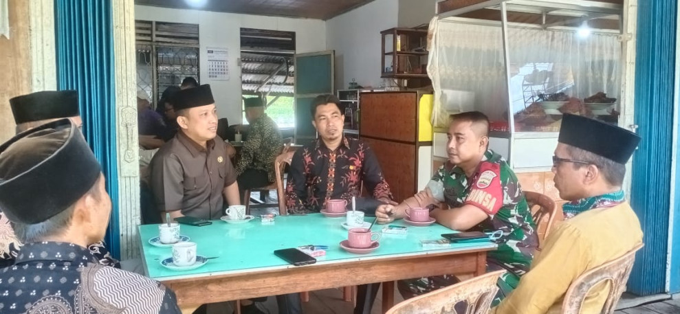 Babinsa Koramil 05/GAS Kodim 0314/Inhil Serda Guntur Melaksanakan Giat Komsos Bersama Kades