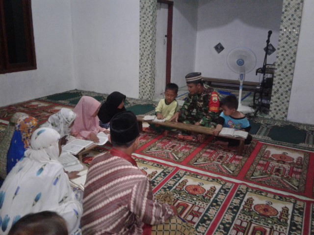 Serka Damrianto Babinsa Koramil 03/Tempuling Ajarkan Anak-Anak Mengaji di Wilayah Binaannya 