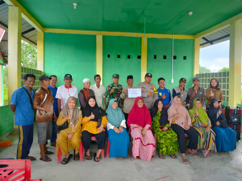 Berikan Rasa Aman dan Nyaman, Babinsa Koramil 10/Pelangiran Dampingi Penyaluran BLT DD 2023