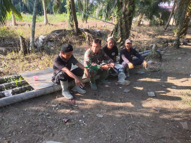 Babinsa Kopda Irawan Bersama Masyarakat Terus Tingkatkan Komunikasi Sosial