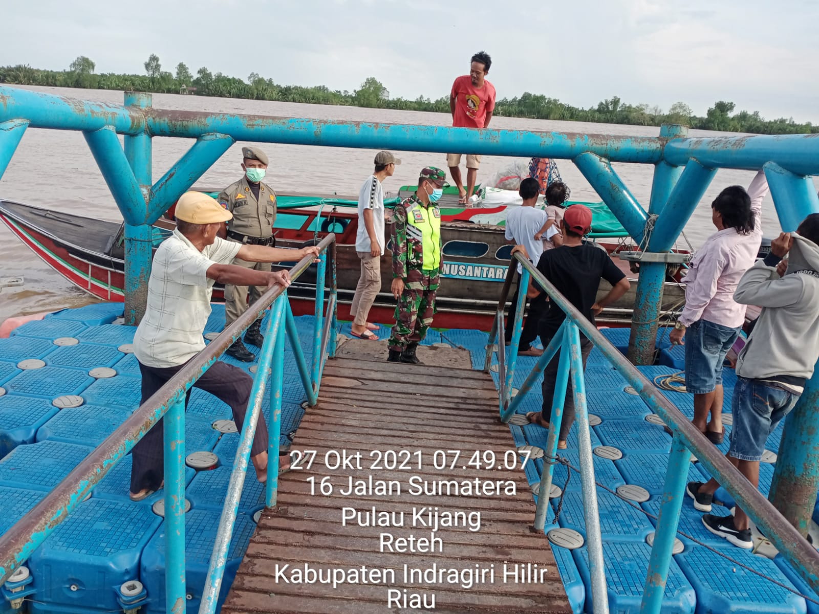 Awasi Mobilitas Warga di Pelabuhan, Babinsa Koramil 07/Reteh Himbau Patuhi Protkes