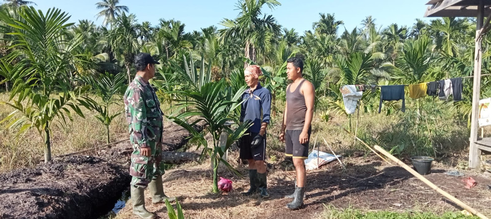 Babinsa 05/Gas Serka Nawawi Lakukan Patroli Karlahut Di Desa Binaan