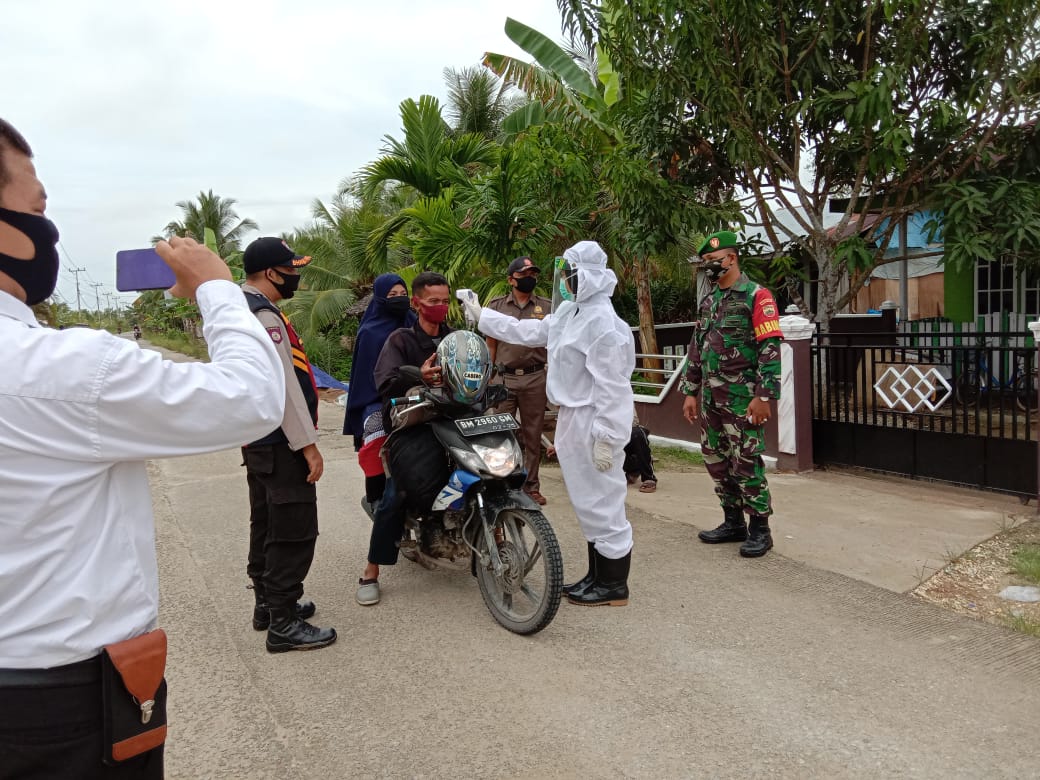 Sambangi Tempat Keramaian, Danramil 12/Batang Tuaka Sampaikan Himbauan Protokol Kesehatan 