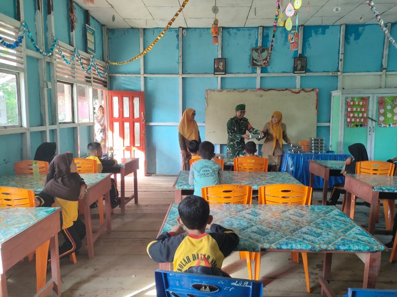 Babinsa Sertu Ichlas Manalu Kawal Dapur Gizi Gratis: Bukan Sekadar Nasi dan Telur!