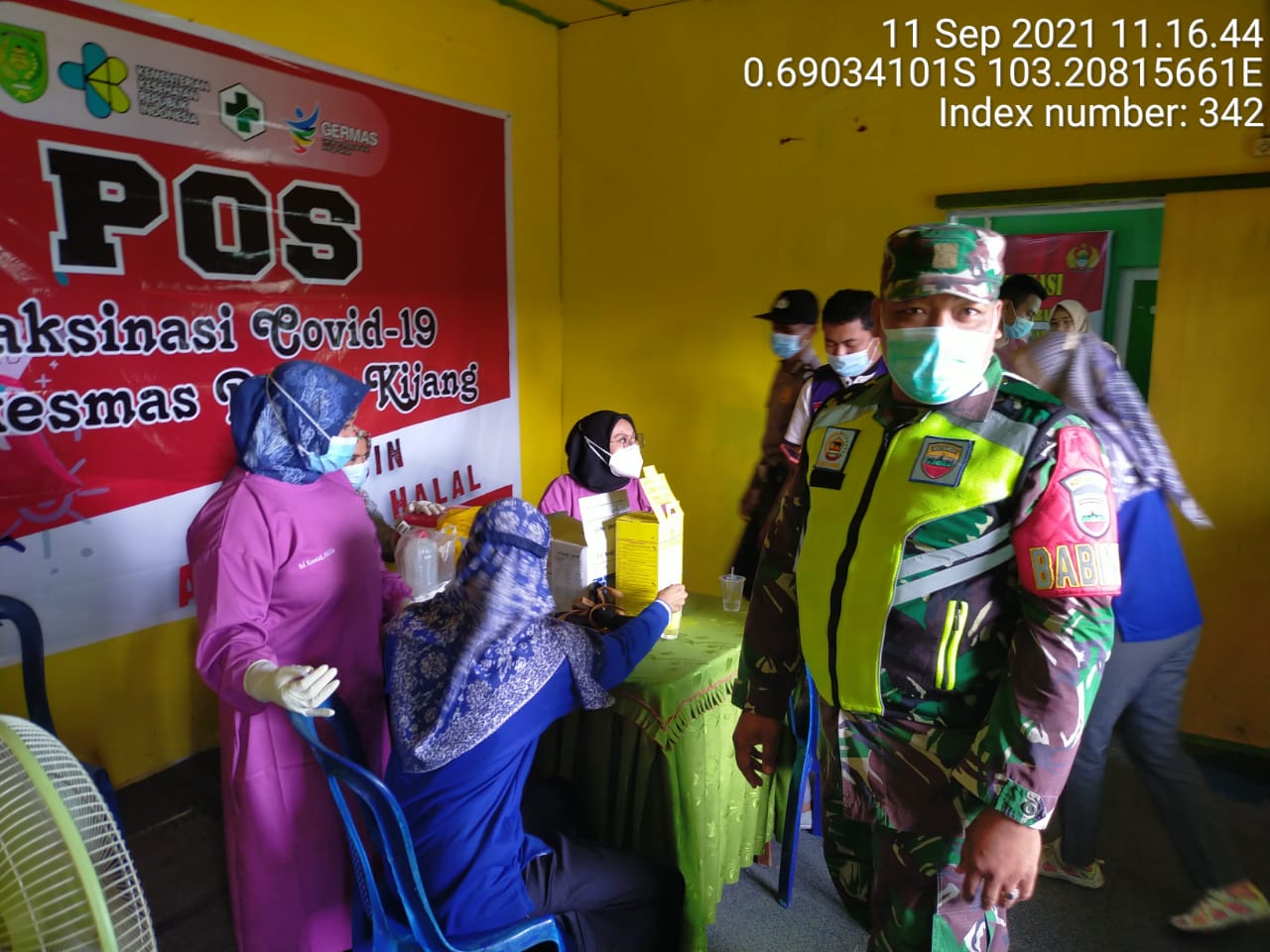 Pastikan Aman dan Lancar, Babinsa 07/Reteh Dampingi Proses Vaksinasi