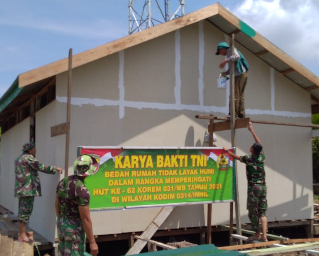 Bedah Rumah Karya Bhakti TNI Koramil 04/Kuindra Sudah Memasuki Tahap Pemasangan Dinding