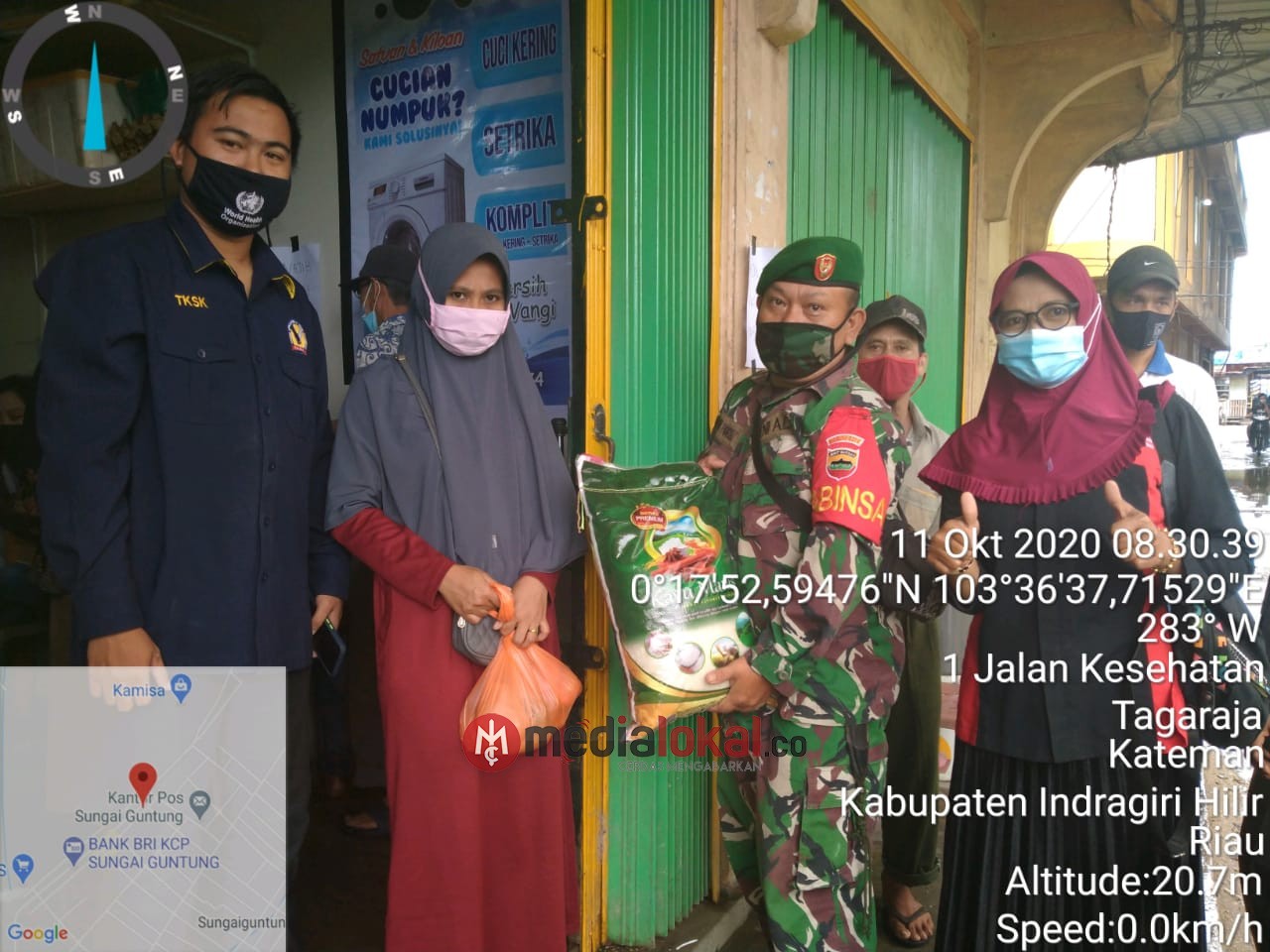 Babinsa Koramil 06/Kateman Bantuan Penyaluran BNPT Sembako untuk Dua Kelurahan
