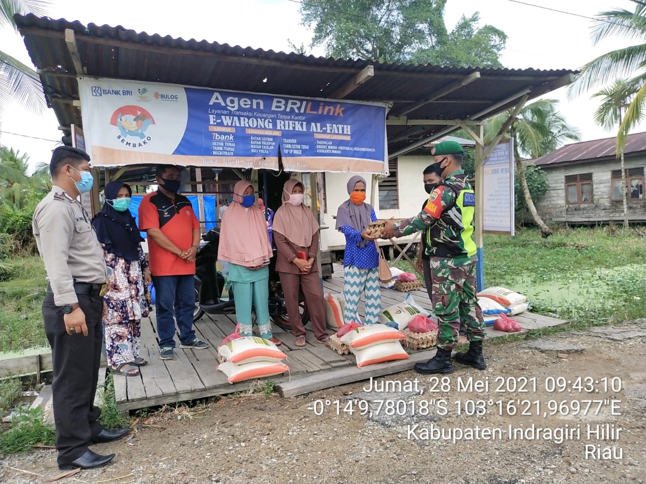 Babinsa Tasik Raya Bantu Penyaluran BPNT untuk Masyarakat