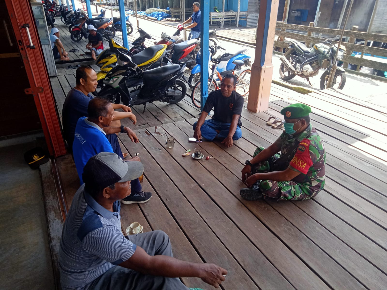 Guna Menjalin Hubungan Baik Bersama Warga, Babinsa Koramil 04/Kuindra Aktif Lakukan Komsos