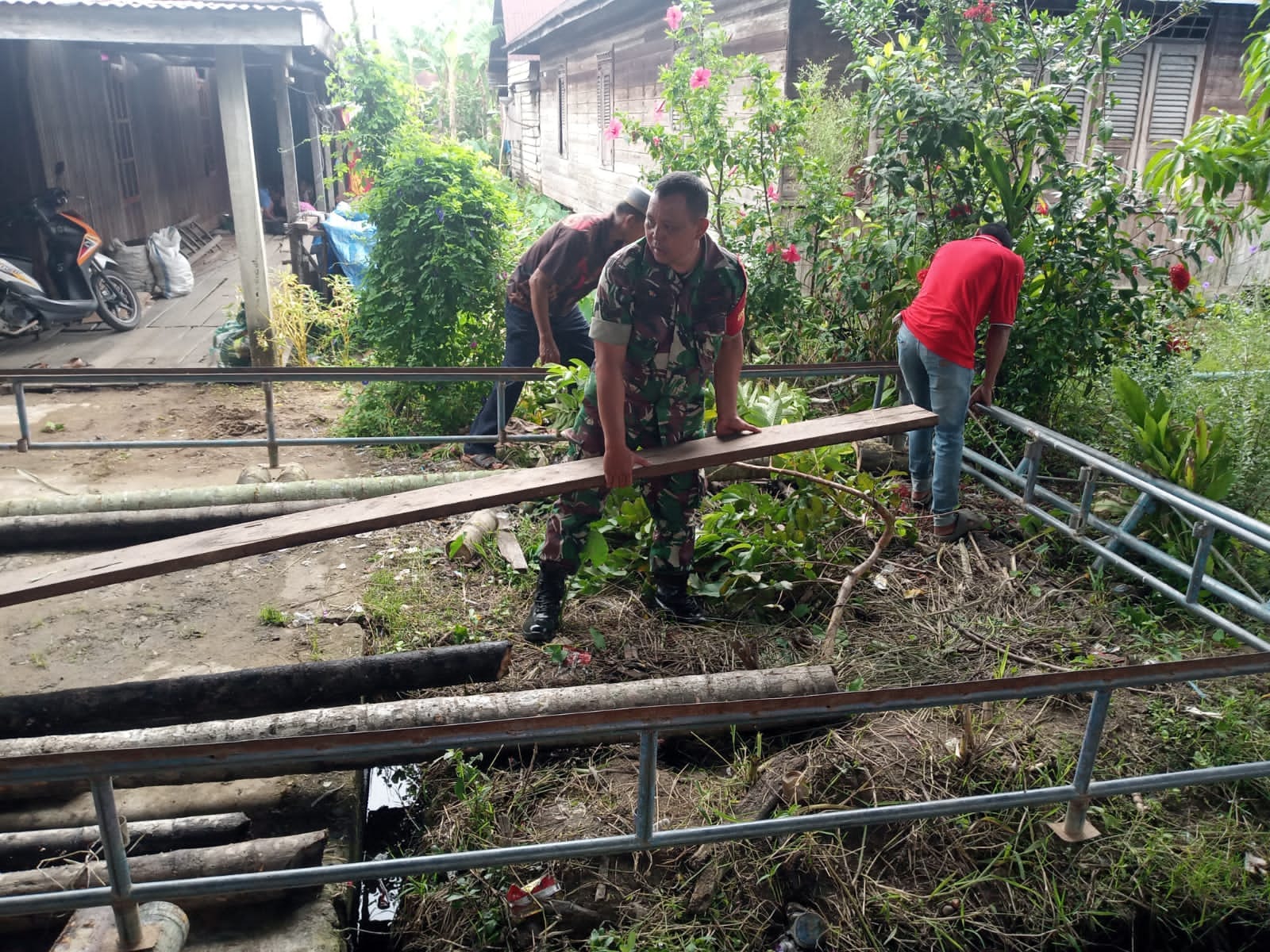 Babinsa 03/Tpl Ikut Gotong Royong Bantu Warga Persiapan Acara Pesta Pernikahan