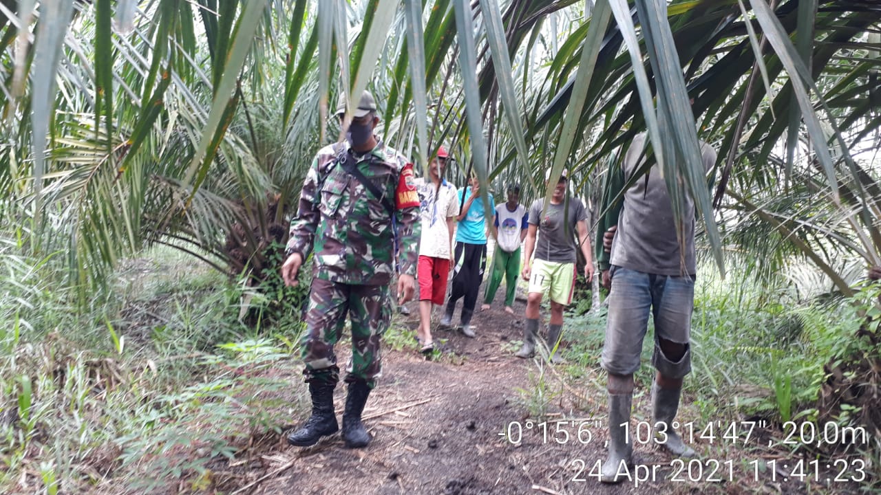 Babinsa Koramil 12/Batang Tuaka Rutin Cek Keamanan Wilayah dari Karhutla