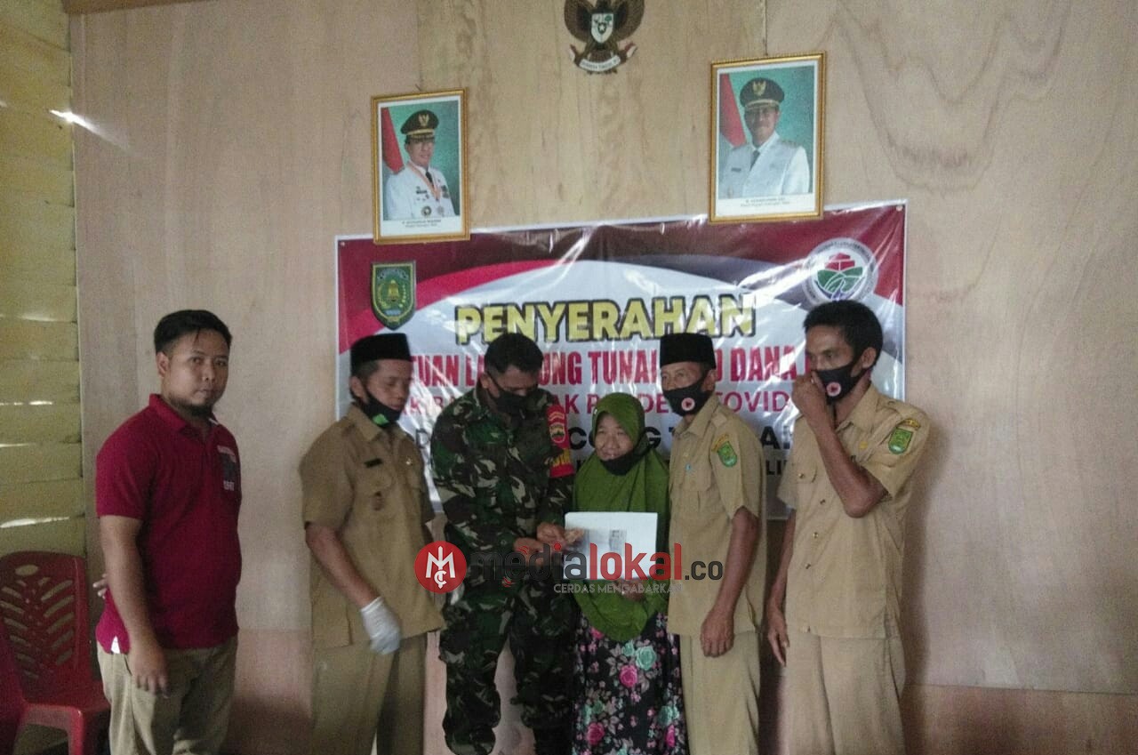 Babinsa Koramil 04/Kuindra Dampingi Penyaluran BLT DD Desa Air Bagi