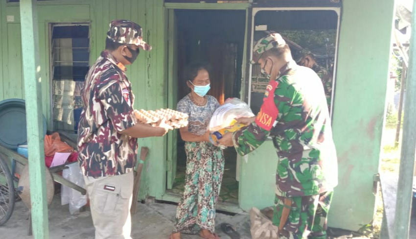 Kodim 0314/Inhil 'Dor to Dor' Serahkan Bantuan Sembako untuk Warga Kelurahan Pekan Arba