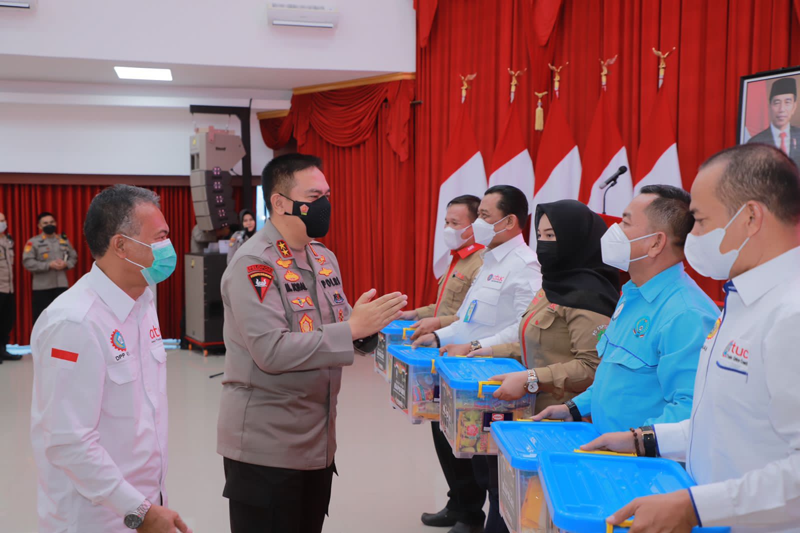 Serahkan Bantuan Kapolri, Kapolda Riau Irjen Moh Iqbal : Ini Perhatian Pak Kapolri Untuk Teman Teman Serahkan Bantuan Kapolri, Kapolda Riau Irjen Moh Iqbal : Ini Perhatian Pak Kapolri Untuk Teman Teman