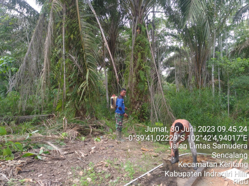 Giat Goro, Babinsa Koramil 09/Kemuning Bersihkan Semak Belukar di Wilayah