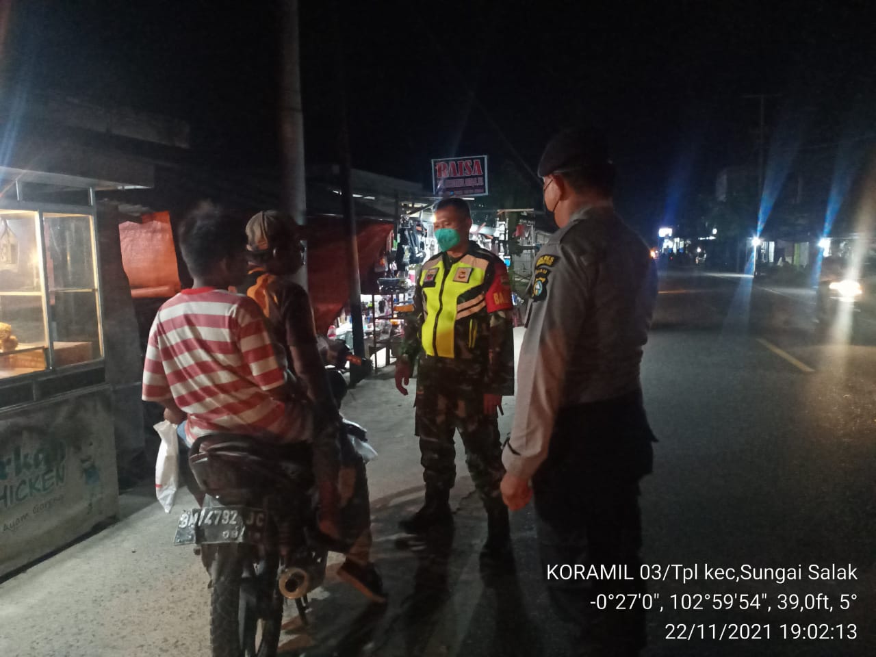 Perkuat Sinergitas, Babinsa 03/Tempuling Dan Bhabinkamtibmas Gencar Patroli Malam