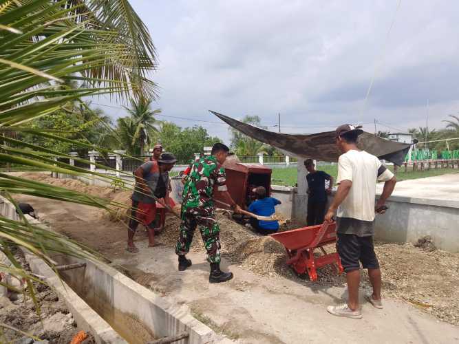 Babinsa Koramil 04/Kuindra Ajak Masyarakat Goto Untuk Pembuatan Semenisasi Jalan