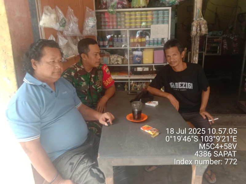 Ciptakan Tali Persaudaraan Antar Sesama Melalui Komsos Dengan Babinsa Koramil 04/Kdr Sertu Surachman