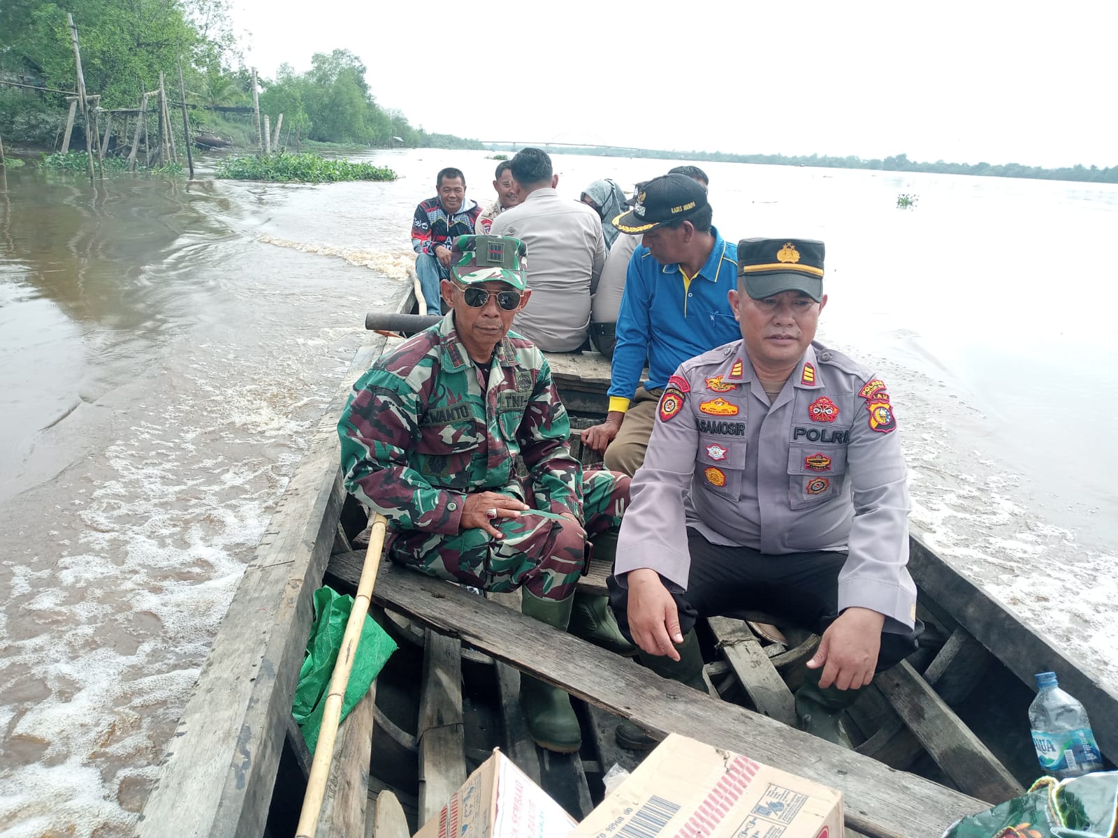 Gunakan Perahu, Koramil 03/Tempulimg Distribusikan Bantuan Sembako Kepada Warga Terdampak Banjir