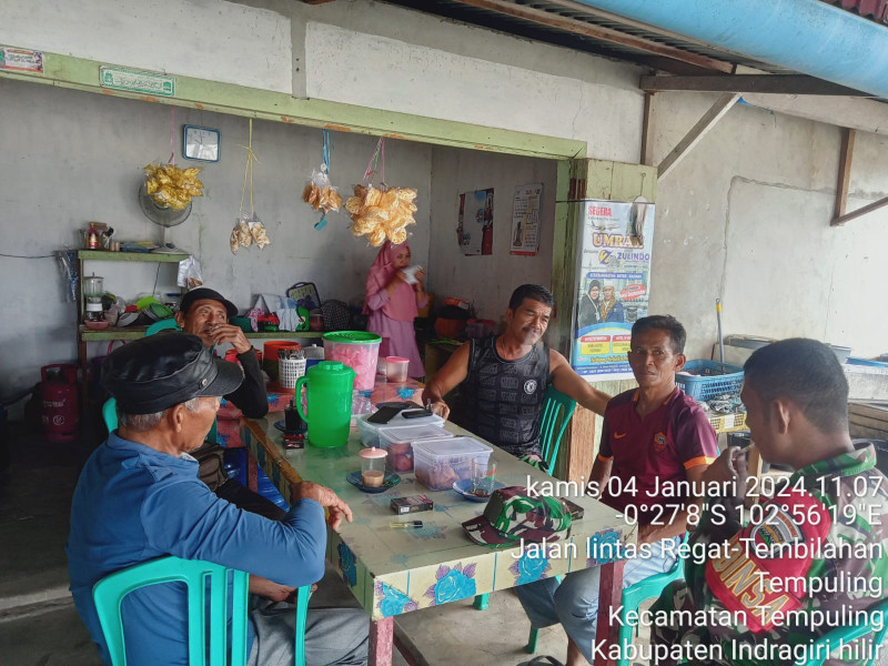 Babinsa Koramil 03/Tpl Komsos Dengan Juru Parkir Guna Terwujudnya Kemanunggalan TNI dan Rakyat