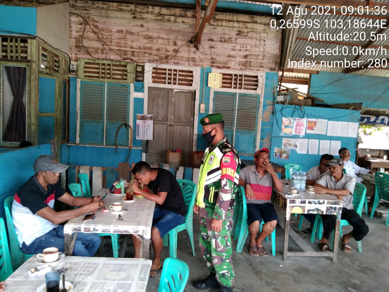 Babinsa Sungai Luar Koramil 12/Batang Tuaka Gencar Sosialisasi Protokes