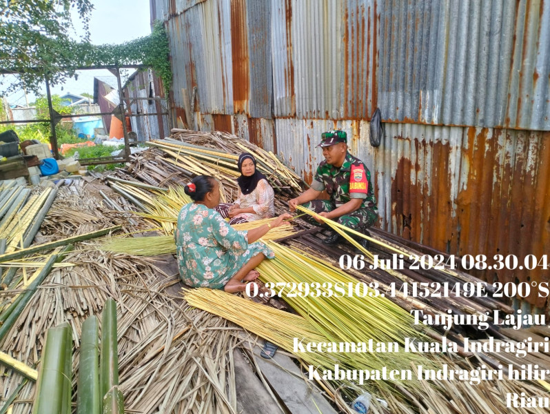 Melalui Komsos, Masyarakat Berbagi Informasi Dengan Babinsa Koramil 04/Kuindra