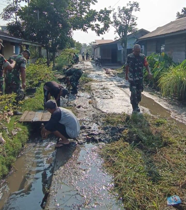 Jum’at Bersih, Babinsa Koramil 03/Tpl Kembali Giat Lakukan Goro Bersama Warga Kampung Pancasila