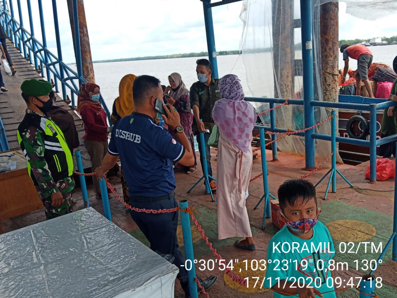 Naik di Pelabuhan Tanah Merah, Warga Diharuskan Patuhi Protkes Oleh Koramil 02/Tanah Merah