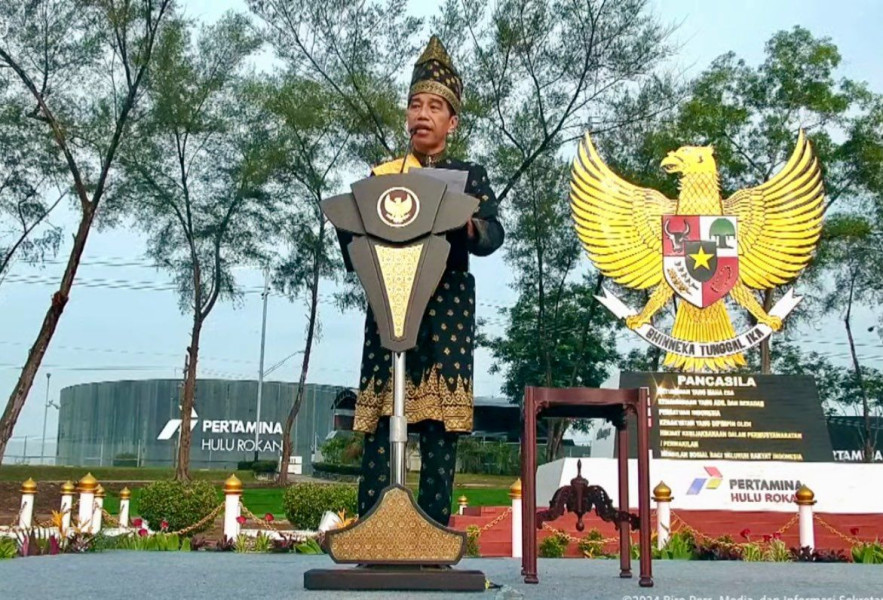 Presiden Kenakan Pakaian Adat Melayu Riau saat Pimpinan Upacara Harlah Pancasila di Dumai