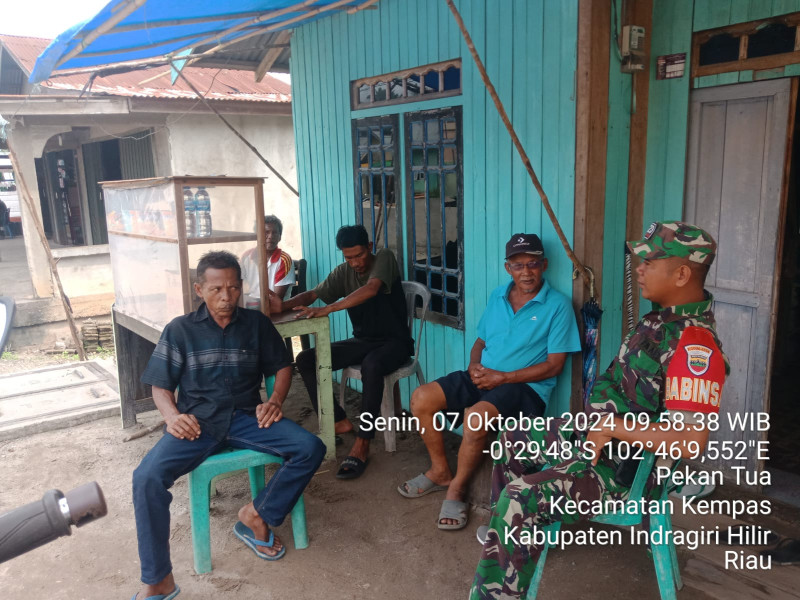 Komsos dengan Warga, Babinsa Koramil 03/Tpl Ingatkan Warga Waspada Banjir dan Longsor