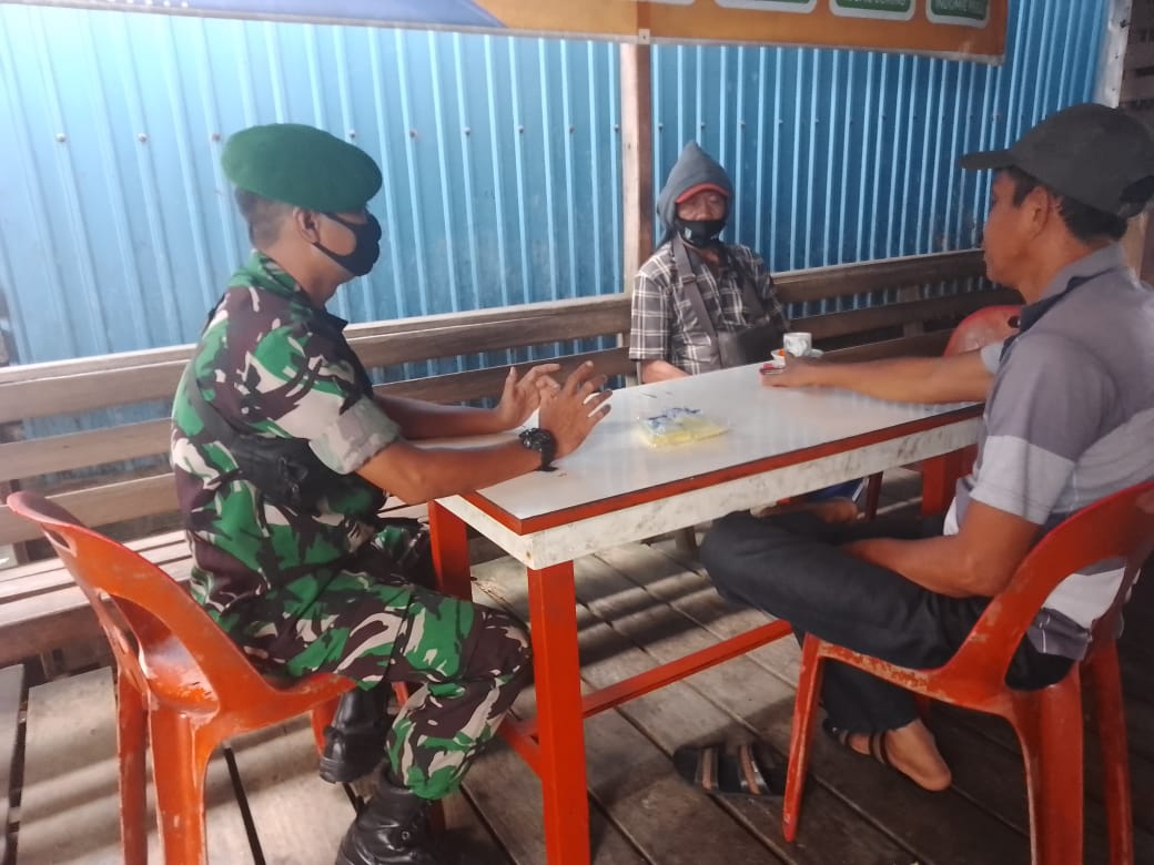 Melalui Komsos, Babinsa Koramil 04/Kuindra Jalin Silaturahmi Yang Baik