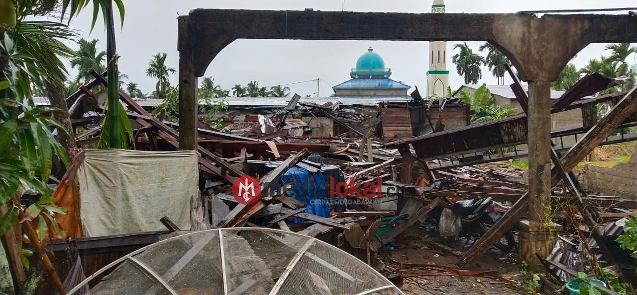 Angin Puting Beliung Landa Desa Sanglar Inhil, Seorang Ibu dan Bayinya Jadi Korban