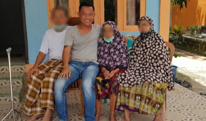Tak Percaya Corona, Pria Ini Nekat Berfoto dan Ngobrol dengan Pasien Positif