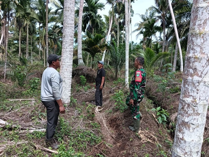 Babinsa Koramil 07/Reteh Kembali Laksanakan Patroli Tapal Batas di Desa Tanjung Labuh