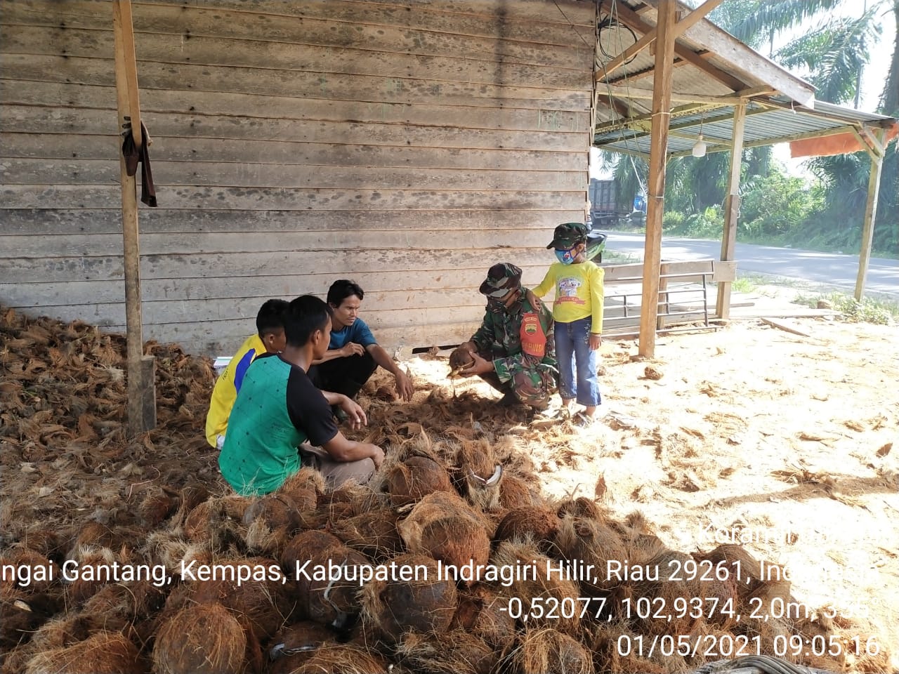 Bersama warga Babinsa Koramil 03/Tempuling Komsos Masalah Harga Kelapa