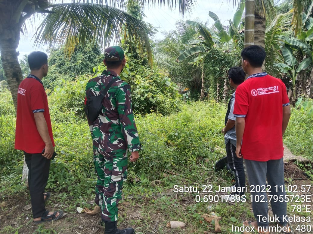 Babinsa Koramil 09/Kemuning Cegah Kebakaran Hutan dan Lahan di Desa Teluk Kelasa