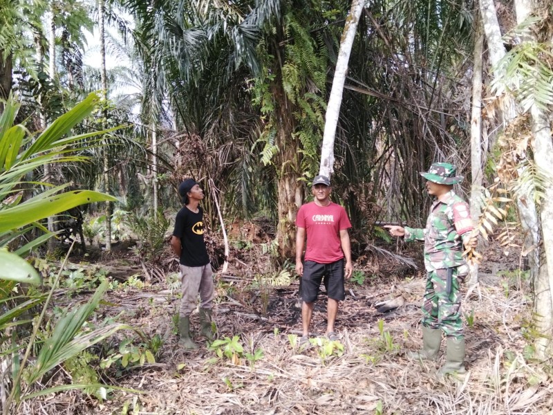 Serda Suirwansah Pimpin Patroli Karlahut: Sinergi TNI-Warga Jaga Desa Rumbai Jaya dari Api