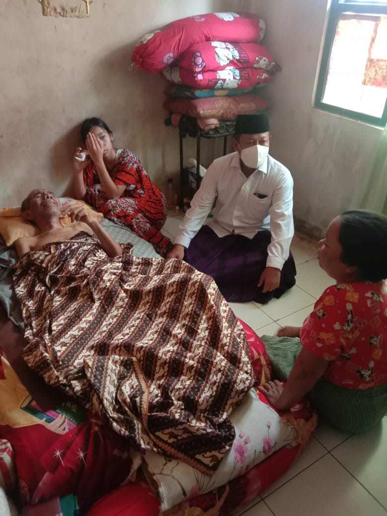 Plt Walikota Tanjungbalai Jenguk Warga Sakit di Rusunawa