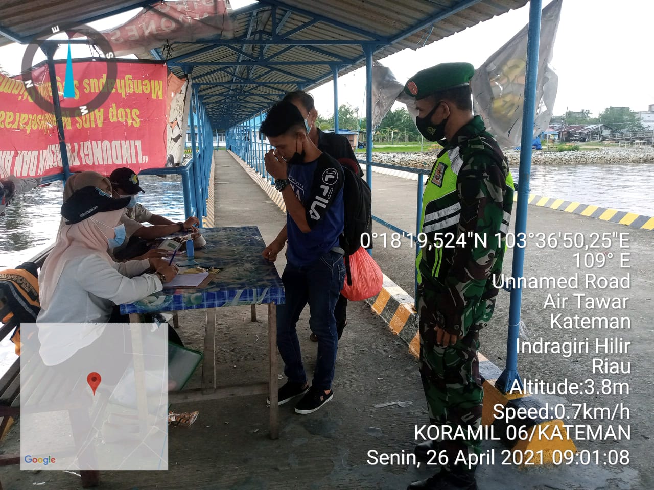 Di Pelabuhan Guntung, Personil Koramil 06/Kateman Tinjau Protkes Warga