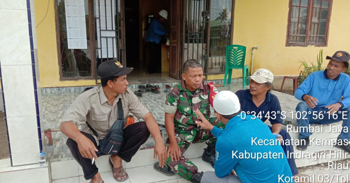 Pererat Silaturahmi, Babinsa Koramil 03/Tpl Komsos Dengan Perangkat Desa