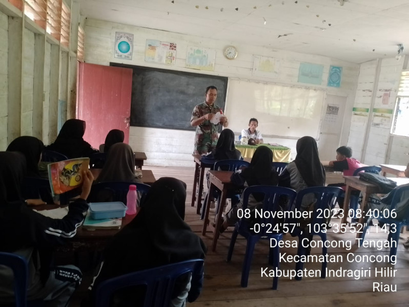 Berikan Materi Wawasan Kebangsaan Bersama Babinsa Koramil 04/Kdr Kepada Siswa/i MTS Al Huda