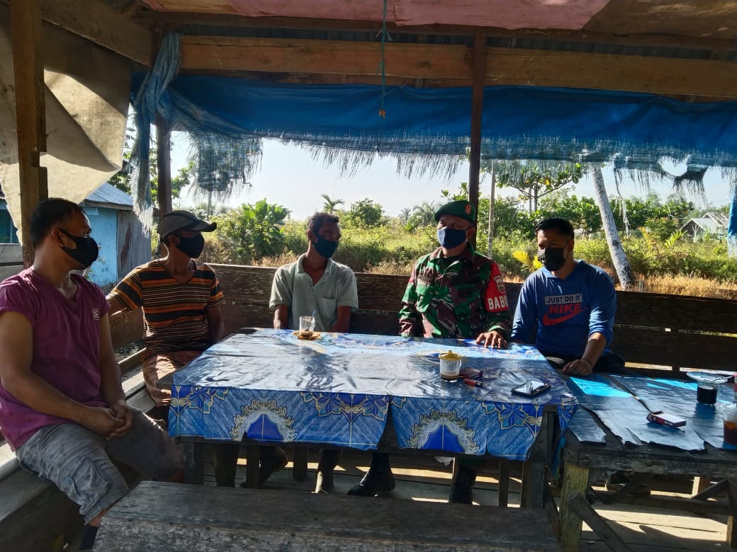Bangun Sinergitas Hadapi Covid-19, Babinsa 04/Kuindra Komsos dengan Warga Binaan