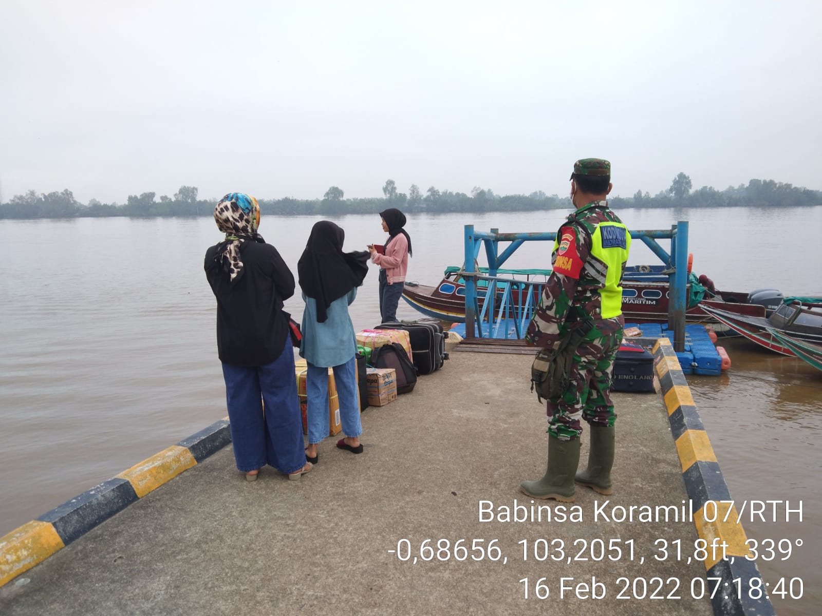 Personil Koramil 07/Reteh Rutin Ingatkan Warga untuk Selalu Mematuhi Protkes