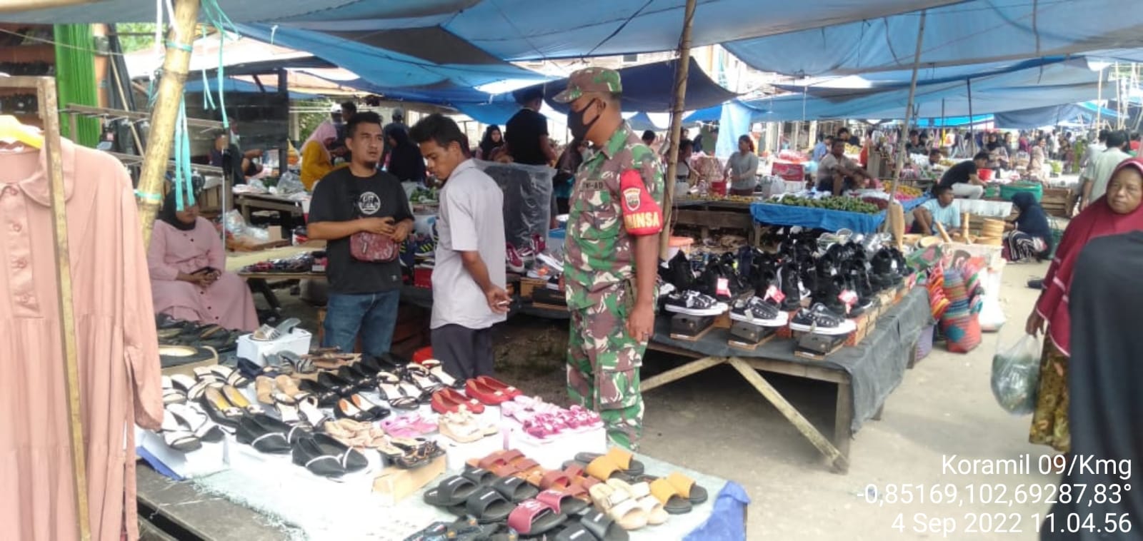 Personel Koramil 09/Kemuning Tegakkan Disiplin Prokes Kepada Warga Di Wilayah Binaan