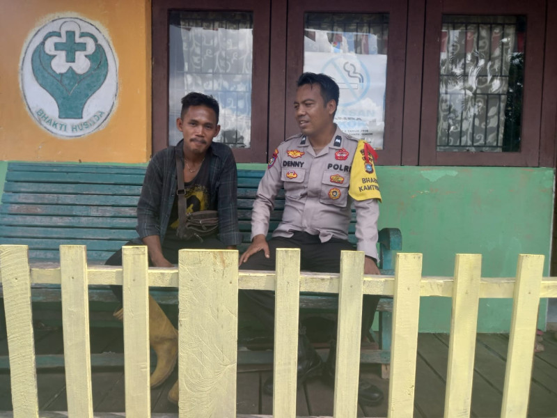 Bhabinkamtibmas Desa Pungkat Kecamatan Gaung Aipda Denny Hidayat Rutin Turun Laksanakan Giat Door to Door di Binaan