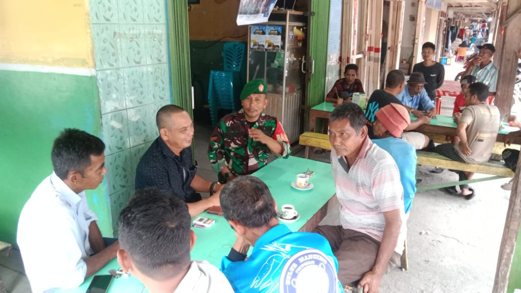 Babinsa Koramil 05/Gas  Komsos Bersama Warga Di Warung Kopi Eratkan Silaturahmi Bersama Masyarakat